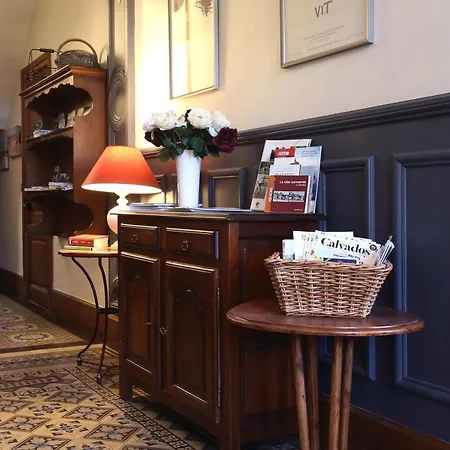 Manoir Le Mesnil Couette-café 3*